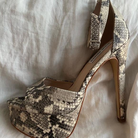 Steve Madden Snake Print Open Toe Platform Pumps - Picture 3 of 3